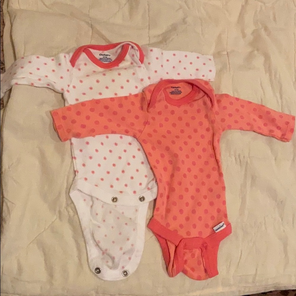 8 outfits, all made by Gerber and all 0-3 months